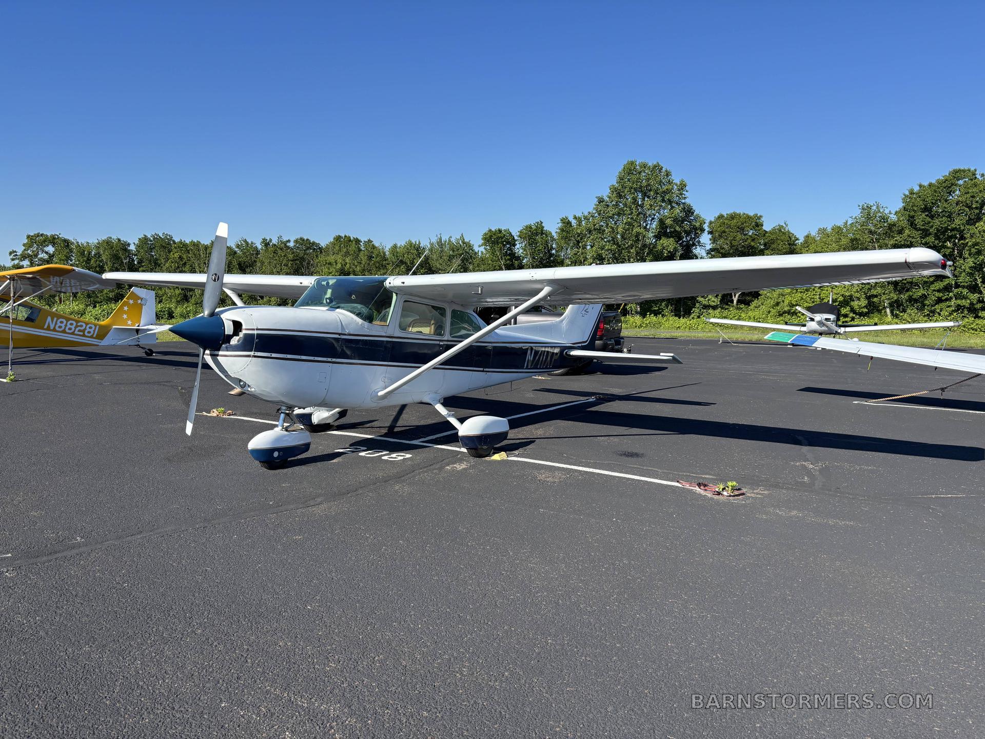 1977 Cessna 172 thumbnail 2