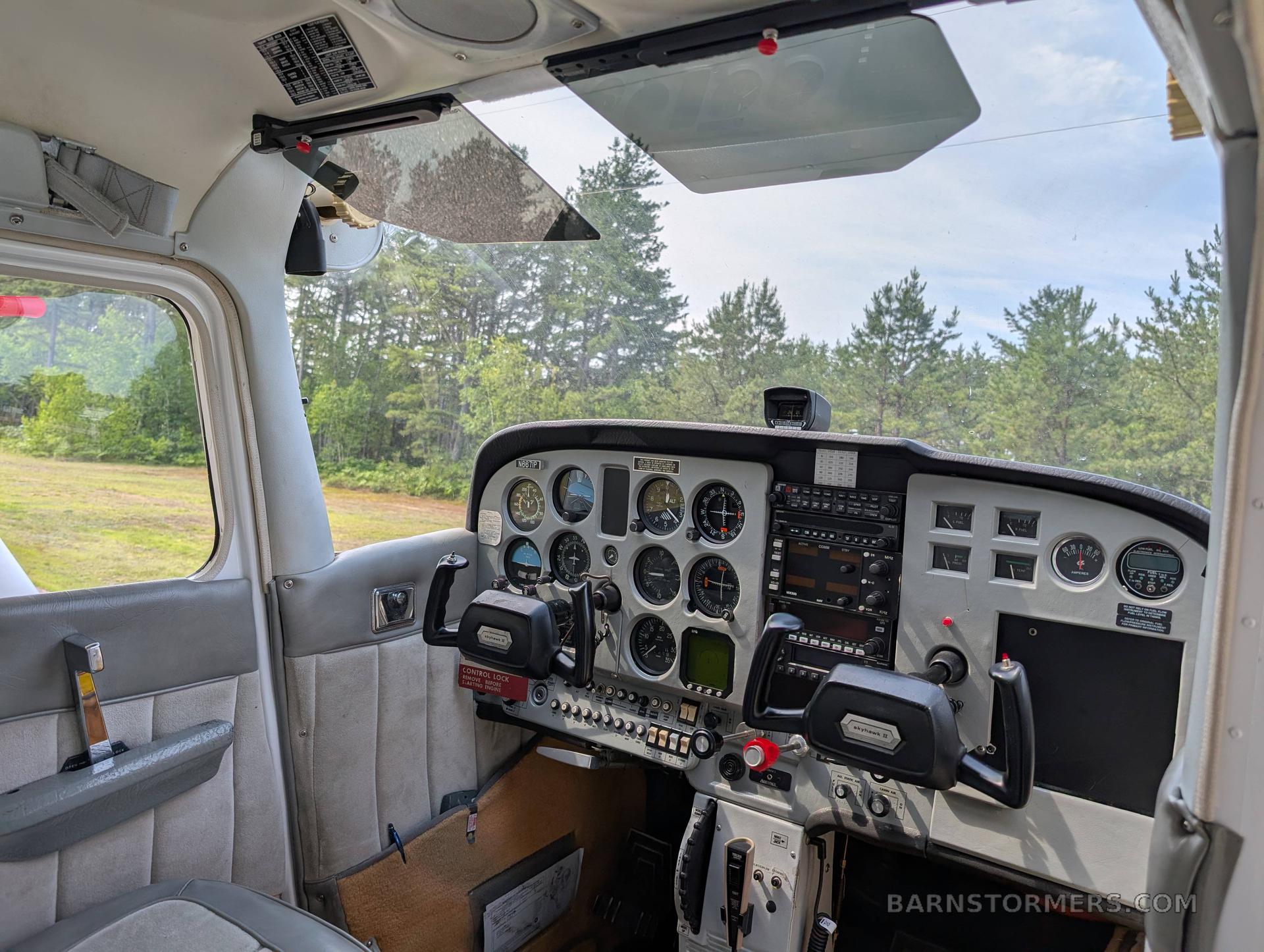 1998 Cessna 172 thumbnail 4