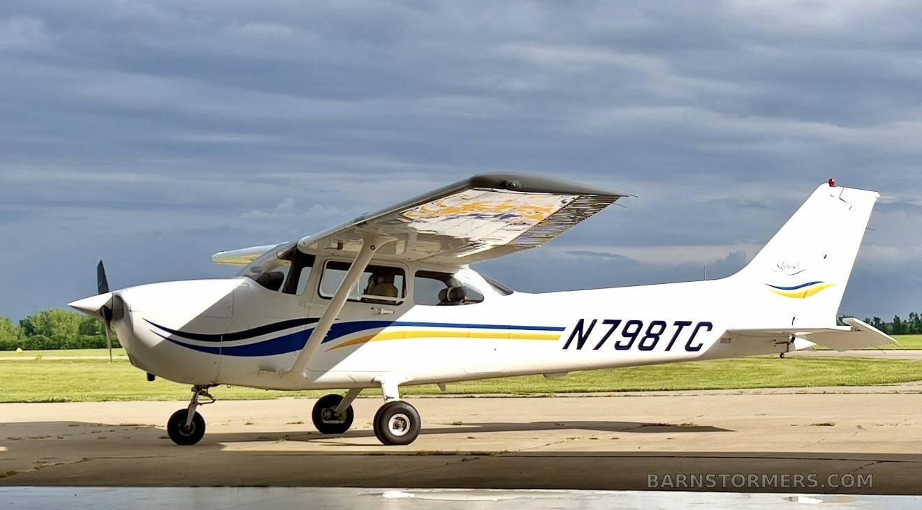 1998 Cessna 172 thumbnail 2