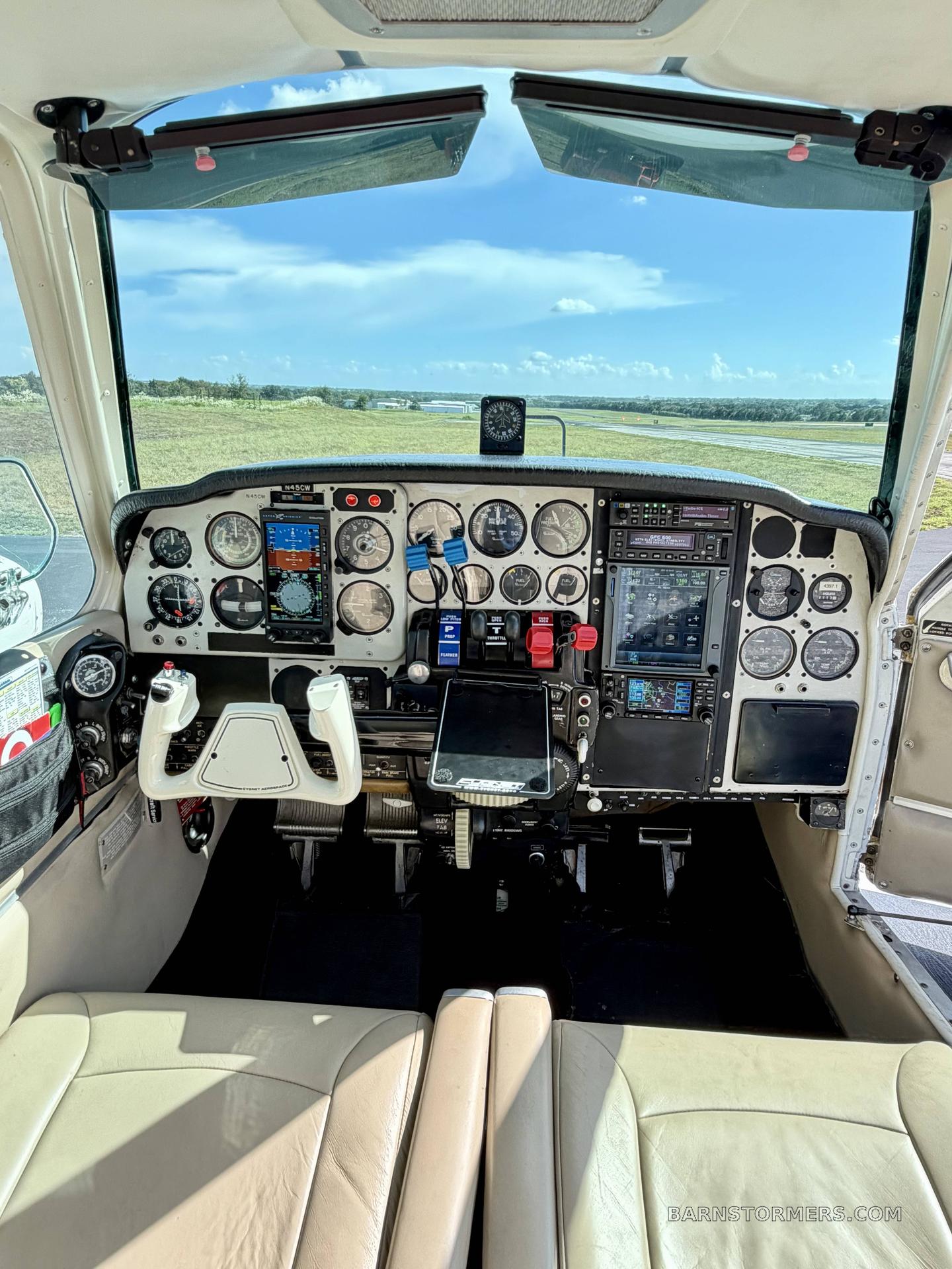 1970 Beechcraft Baron thumbnail 5