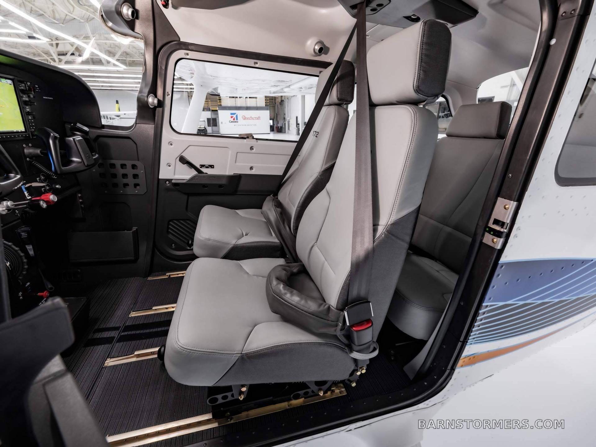 2024 Cessna 172 thumbnail 5